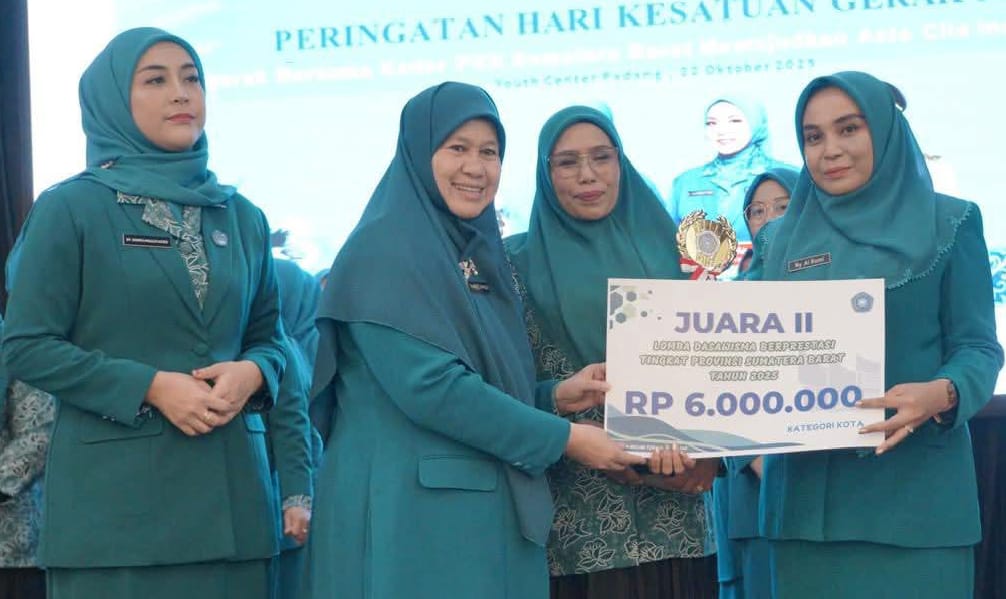 Kader PKK Padang Panjang diabadikan usai terima penghargaan.